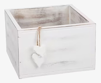 Bild av charmig vitmålad trälåda med hjärtdekorationer