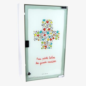 Bild av stilrent medicinskåp med färgglada detaljer