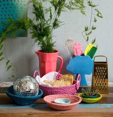 Bild av färgglada ovala brödkorgar och köksdetaljer