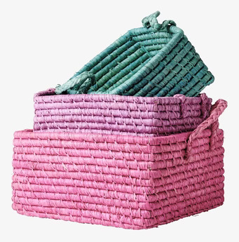 Foto av färgglada förvaringskorgar i flätat material