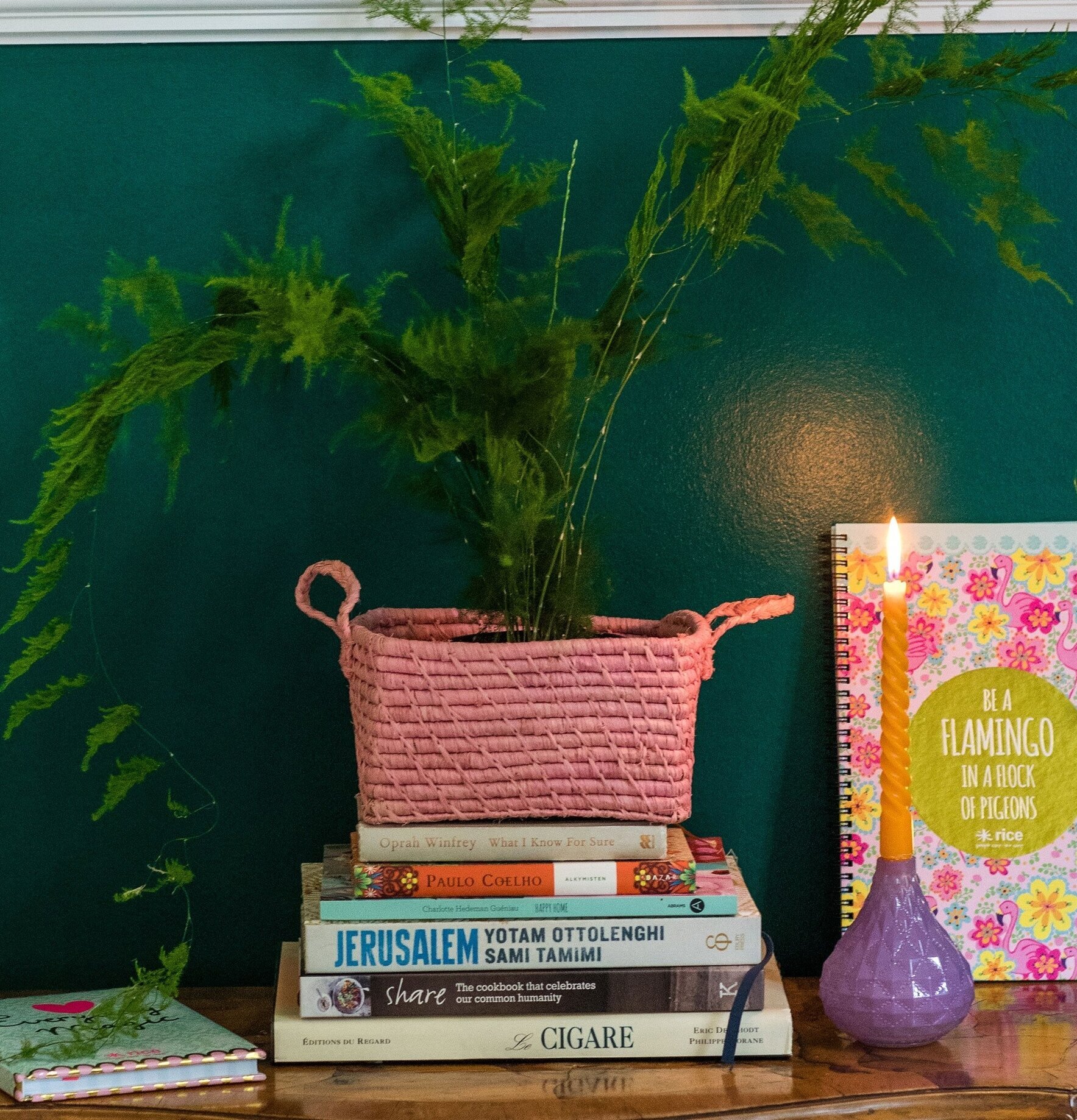 Förvaringskorgar Rice från Rice i rosa med gröna växter