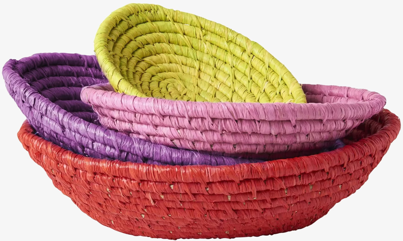 Bild av färgglada ovala brödkorgar i harmonisk stapel