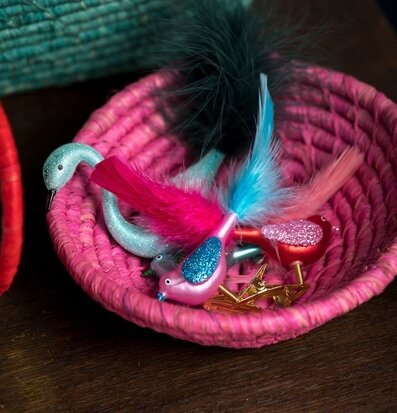 Bild av färgglada prydnader i handgjord rosa korg