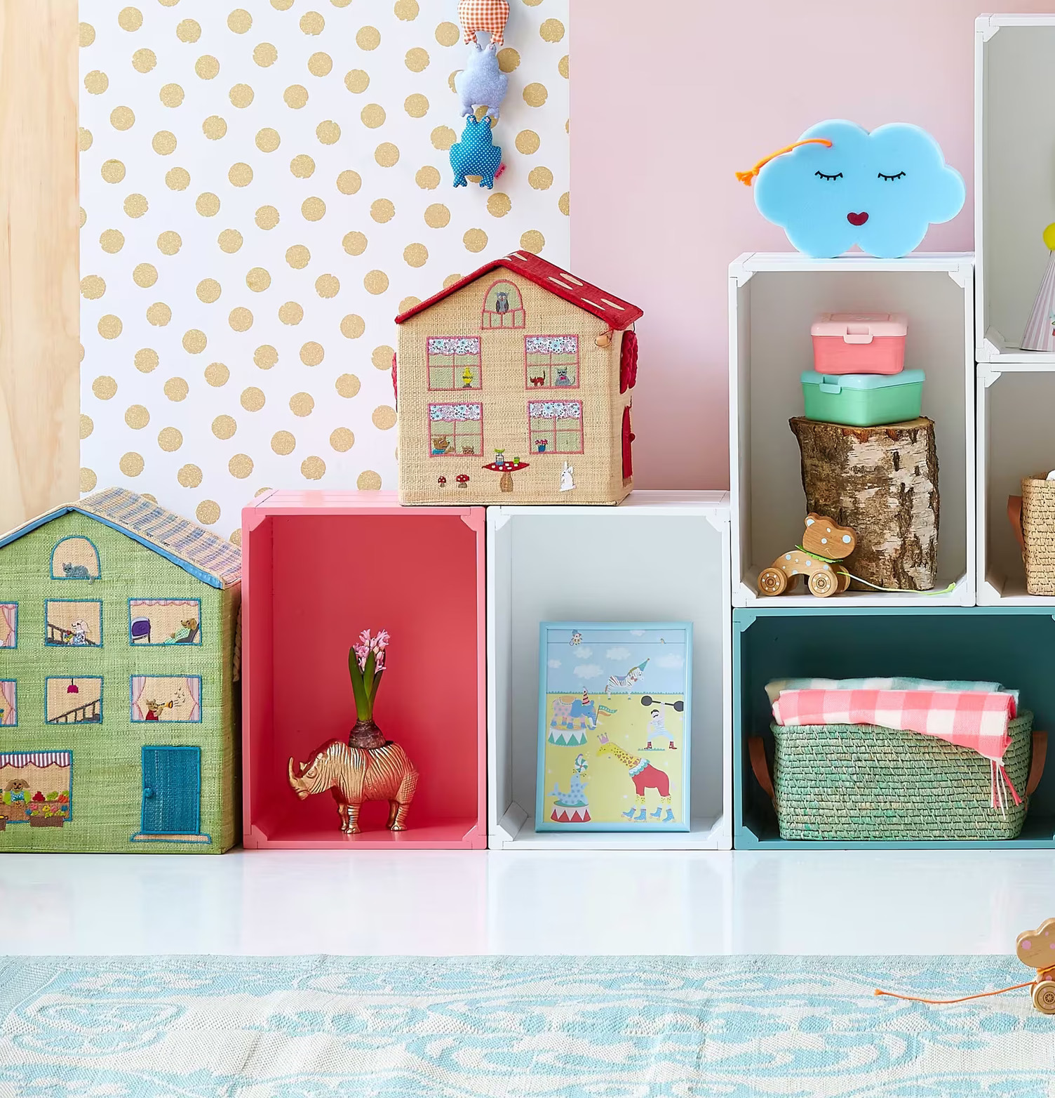 Bild av lekfull och organiserad barnrumsinredning