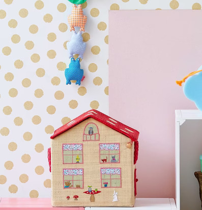 Bild av barnvänlig interiör med lekfull förvaring