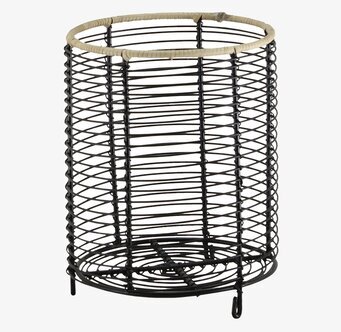 Bild av svart trådkorg med minimalistisk design