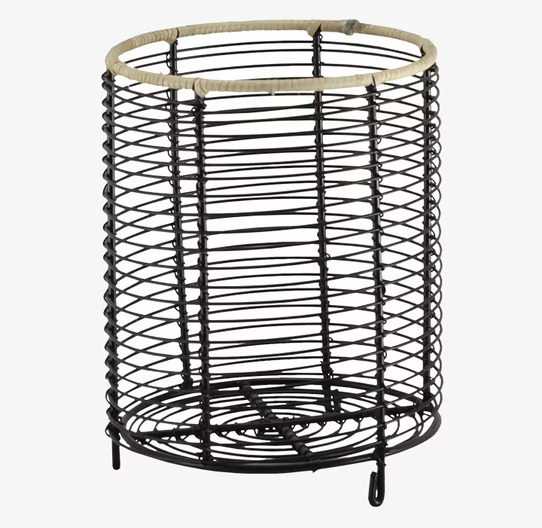 Bild av svart trådkorg med minimalistisk design