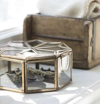 Bild av stilfull glasbox med elegant och tidlös design