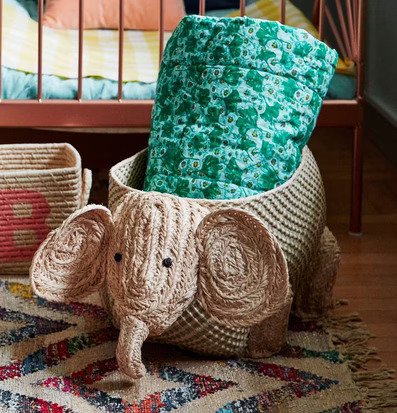 Foto av charmig elefantformad förvaringskorg i barnrum