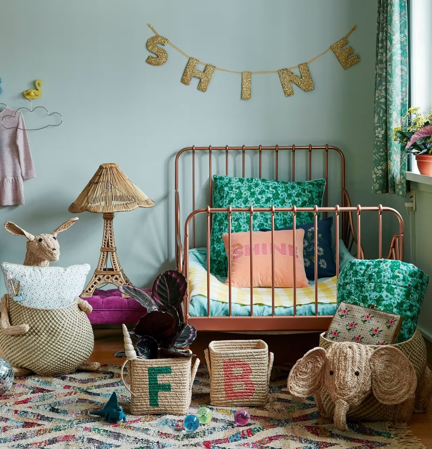 Bild av lekfullt och färgglatt barnrum med personlighet