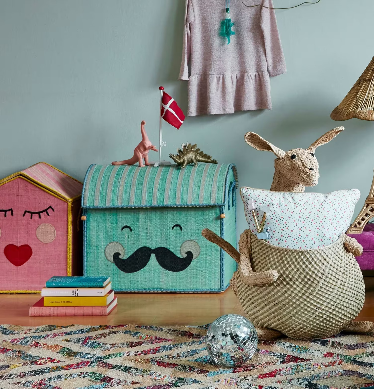 Bild av färgglatt och fantasifullt rum med förvaring