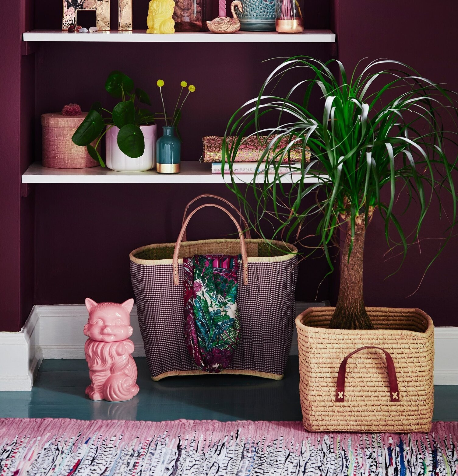 Keramikburk Katt Guld från Rice på hylla med dekorationer