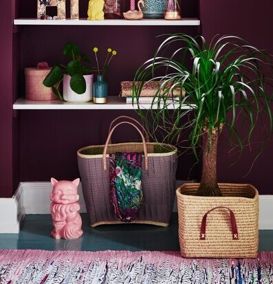Bild av stilfull inomhusmiljö med keramik och växter