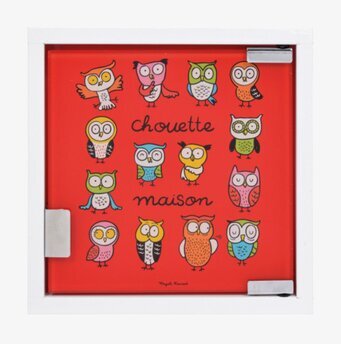 Bild av nyckelskåp med färgglada ugglor och textur