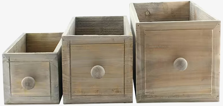 Bild av tre rustika trälådor med naturlig finish